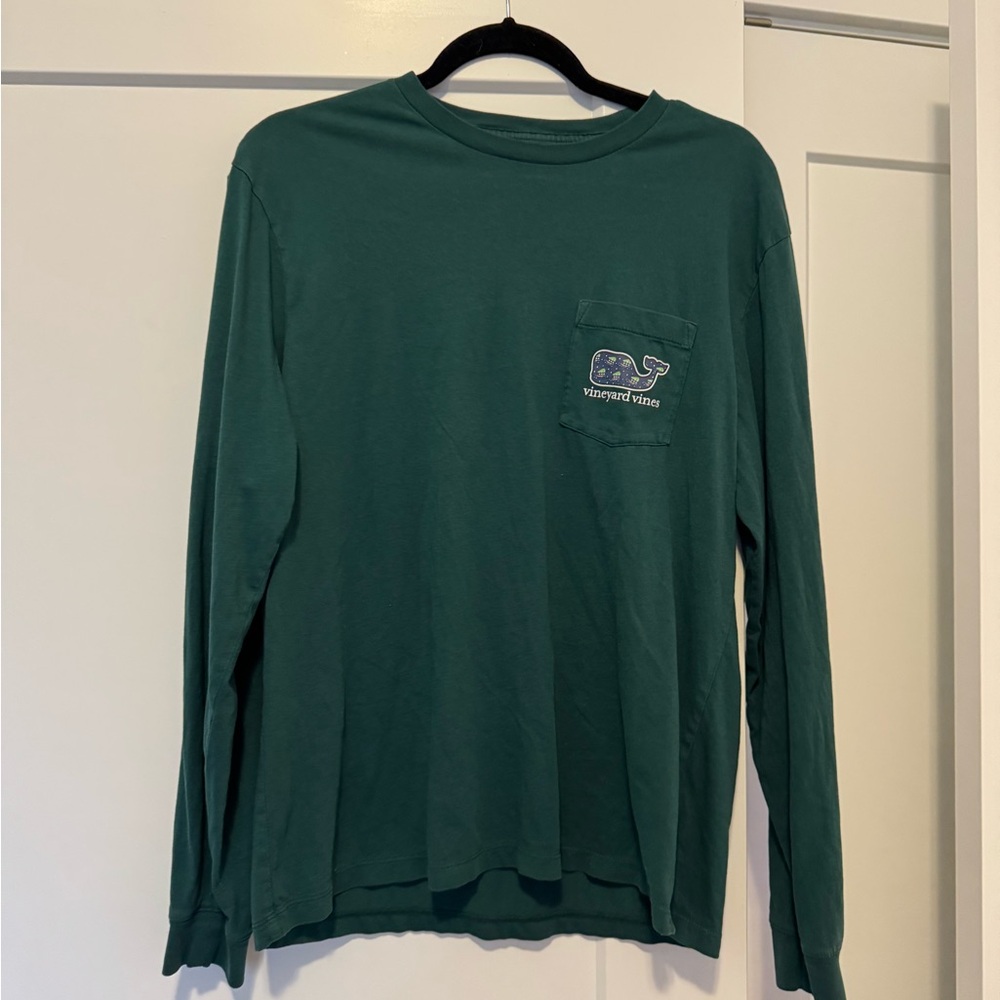 MEN'S Medium VINEYARD VINES TRUCK AND TREE CHRISTMAS LONG SLEEVE POCKET TEE